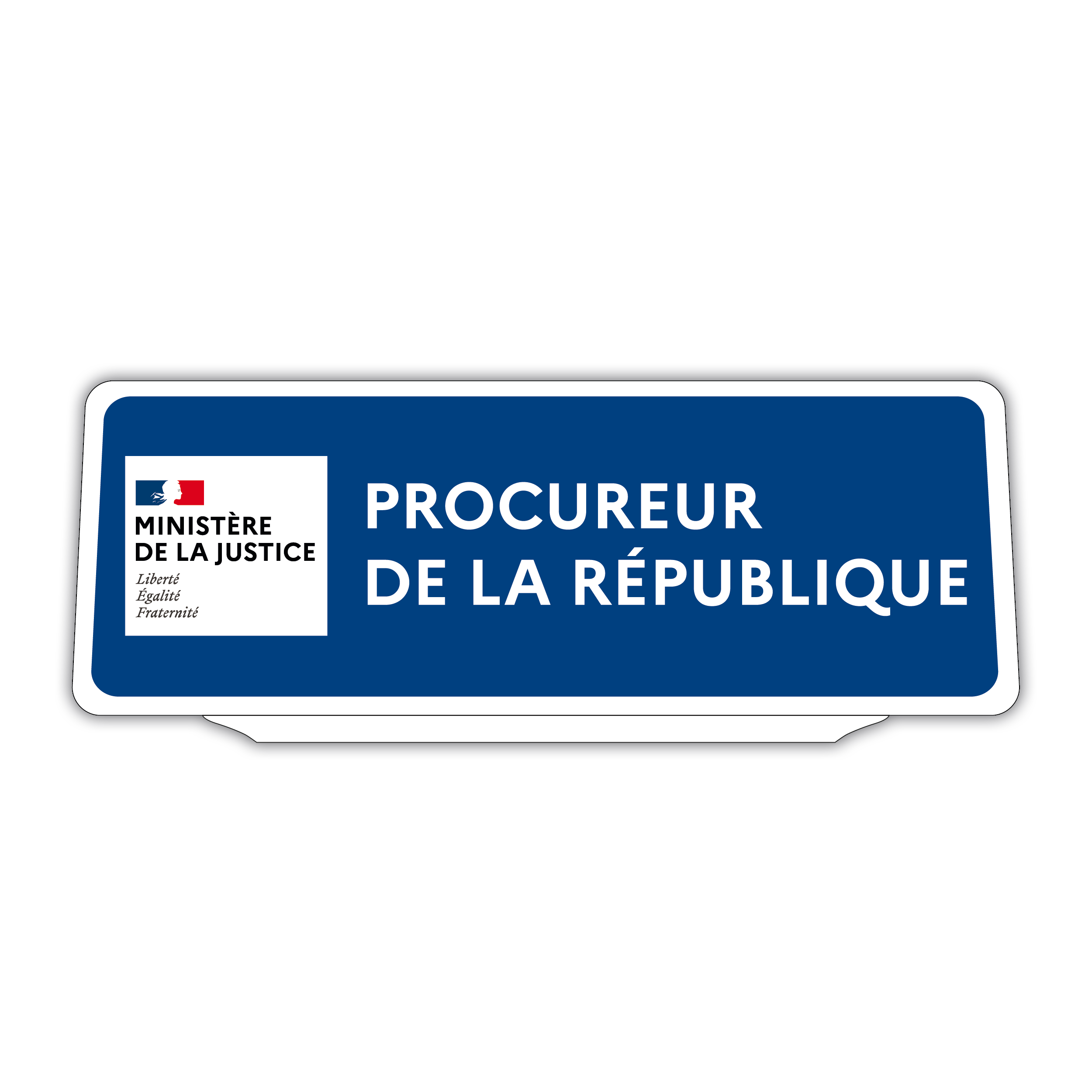 Un clip pare soleil avec le logo du Ministère de la Justice à gauche sur fond bleu. Une inscription Procureur de la République est apposée sur le clip.